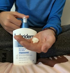 Why We Say Yes to Lubriderm to Fight Dry Winter Skin {#LubridermHacks}